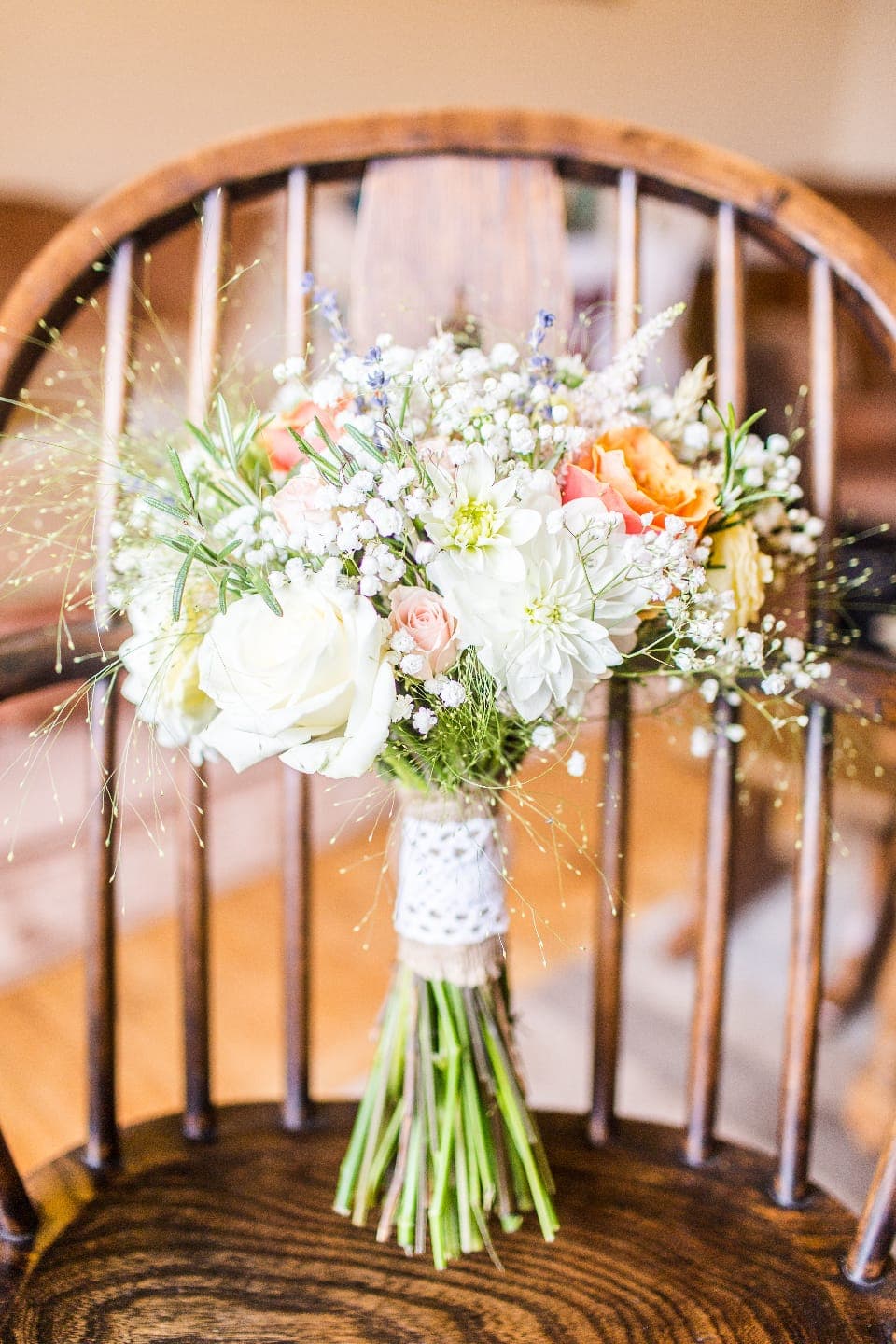 Buket putih dengan baby's breath dan pita renda